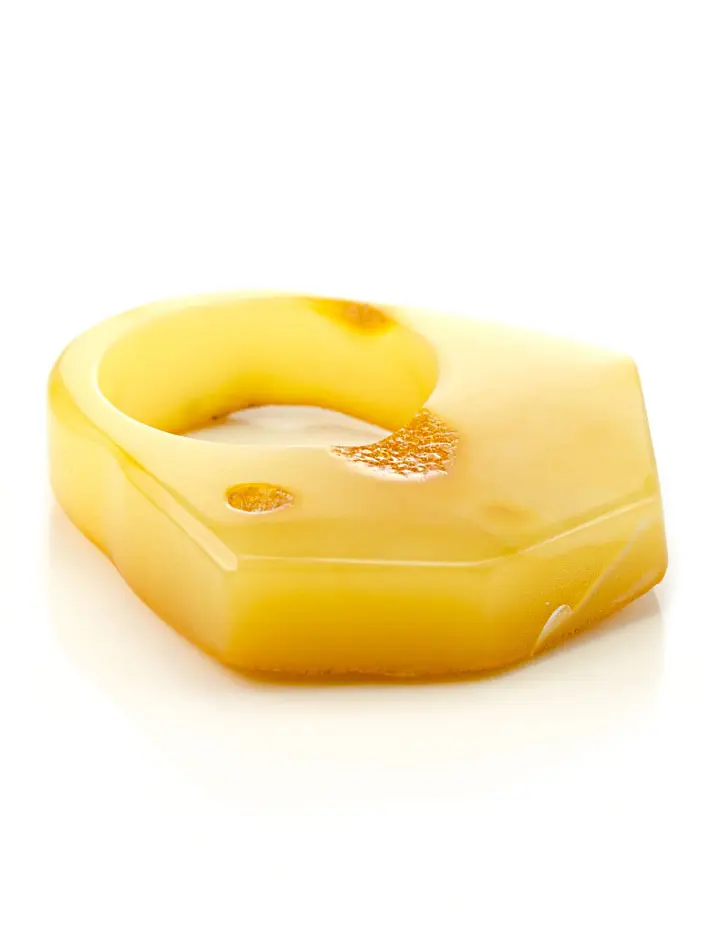 картинка Массивное кольцо из цельного кусочка натурального балтийского янтаря «Фаэтон» в онлайн магазине