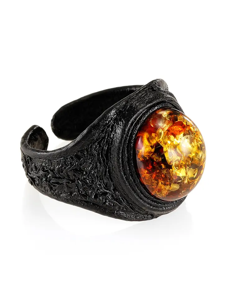 картинка Кожаное кольцо в этническом стиле с овальной вставкой из натурального искрящегося балтийского янтаря «Нефертити» в онлайн магазине