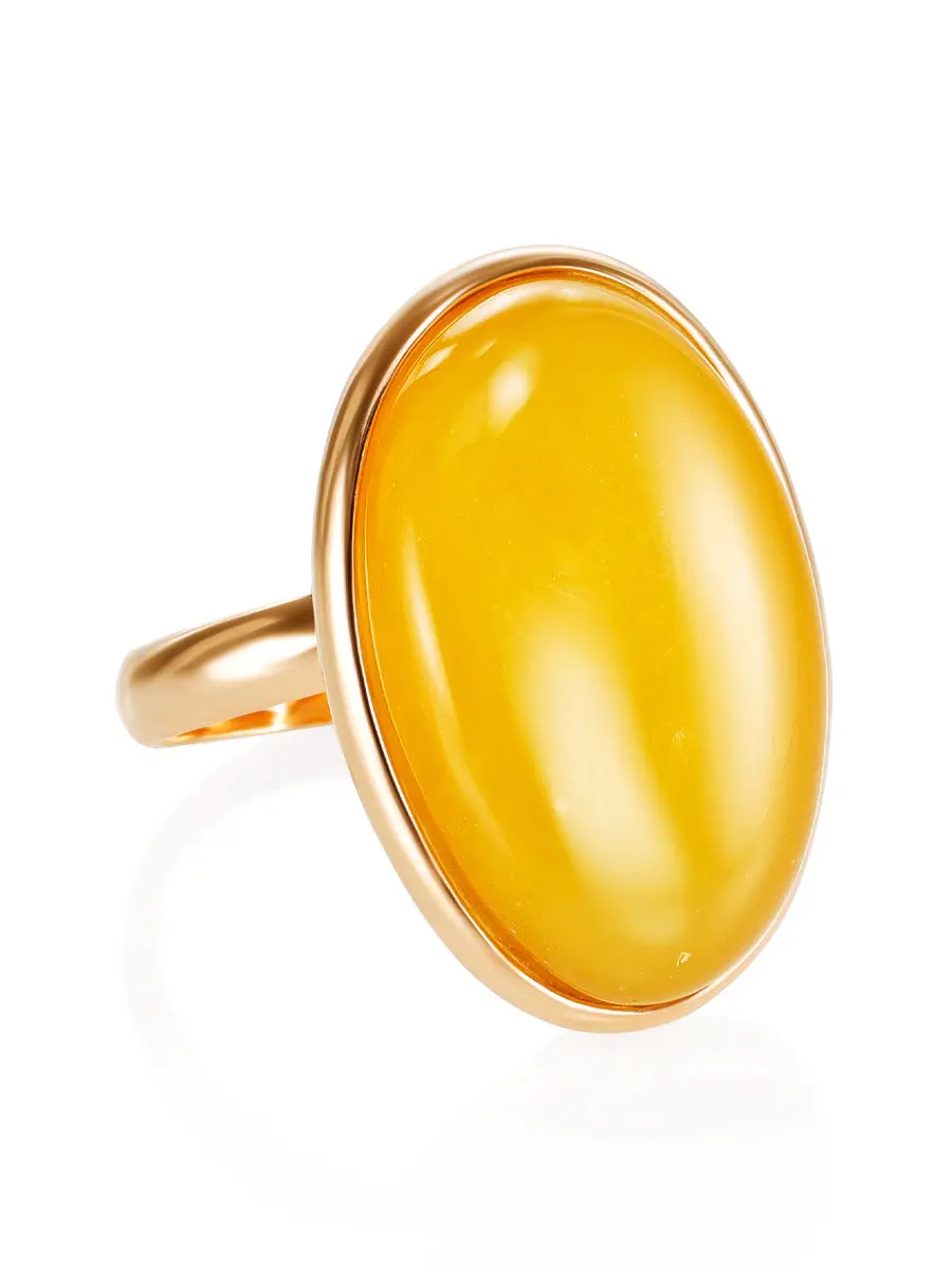 картинка Стильное яркое кольцо из янтаря медового цвета в онлайн магазине