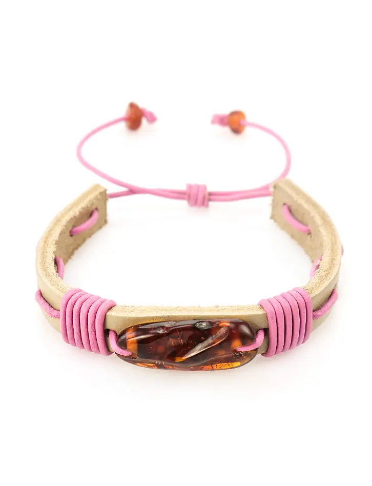 картинка Нежный браслет из бежевой кожи, переплетённый розовым шнурком с искрящимся коньячным янтарём в онлайн магазине