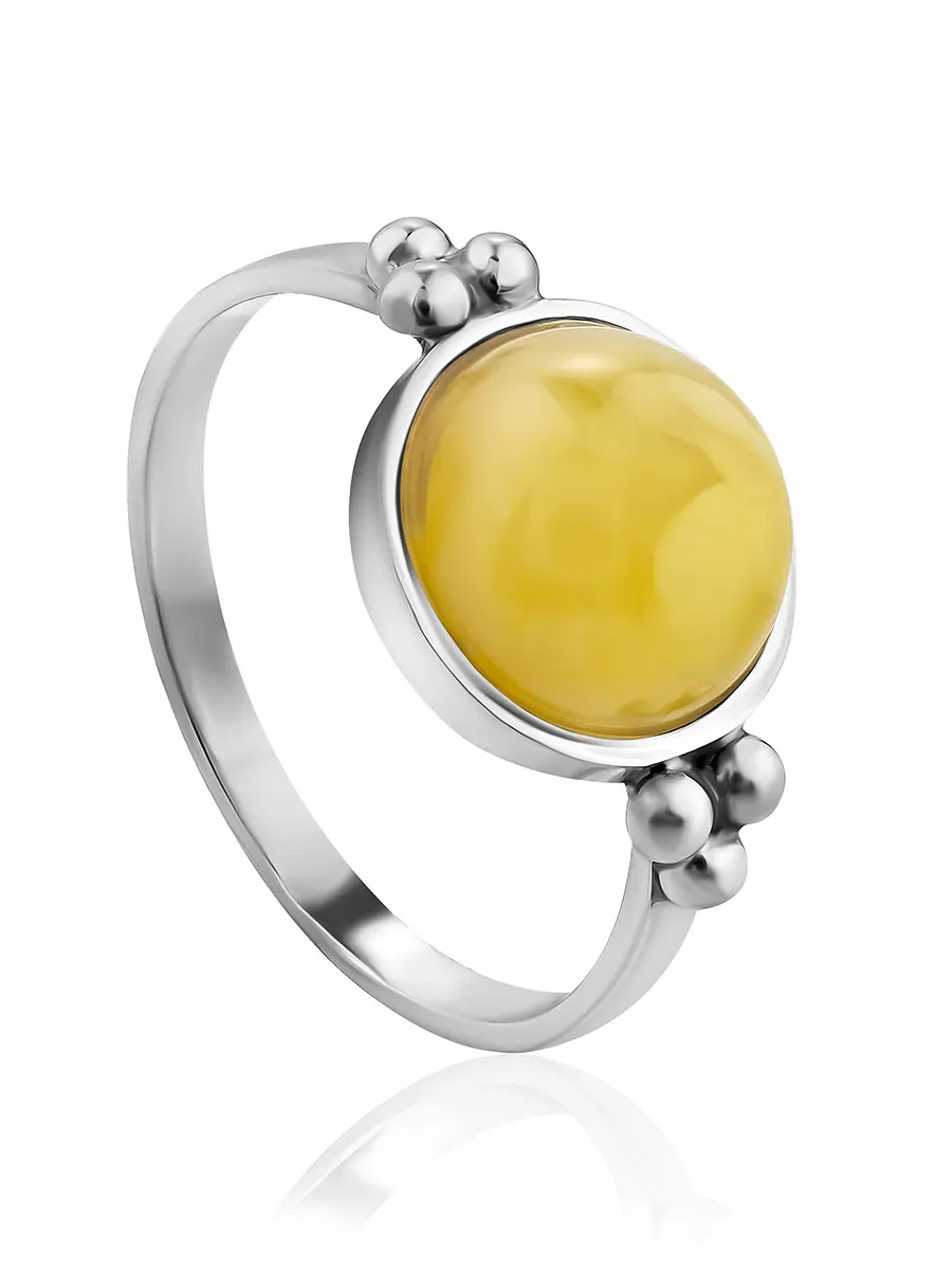 картинка Эффектное кольцо с круглой вставкой из медового янтаря «Сорбонна» в онлайн магазине