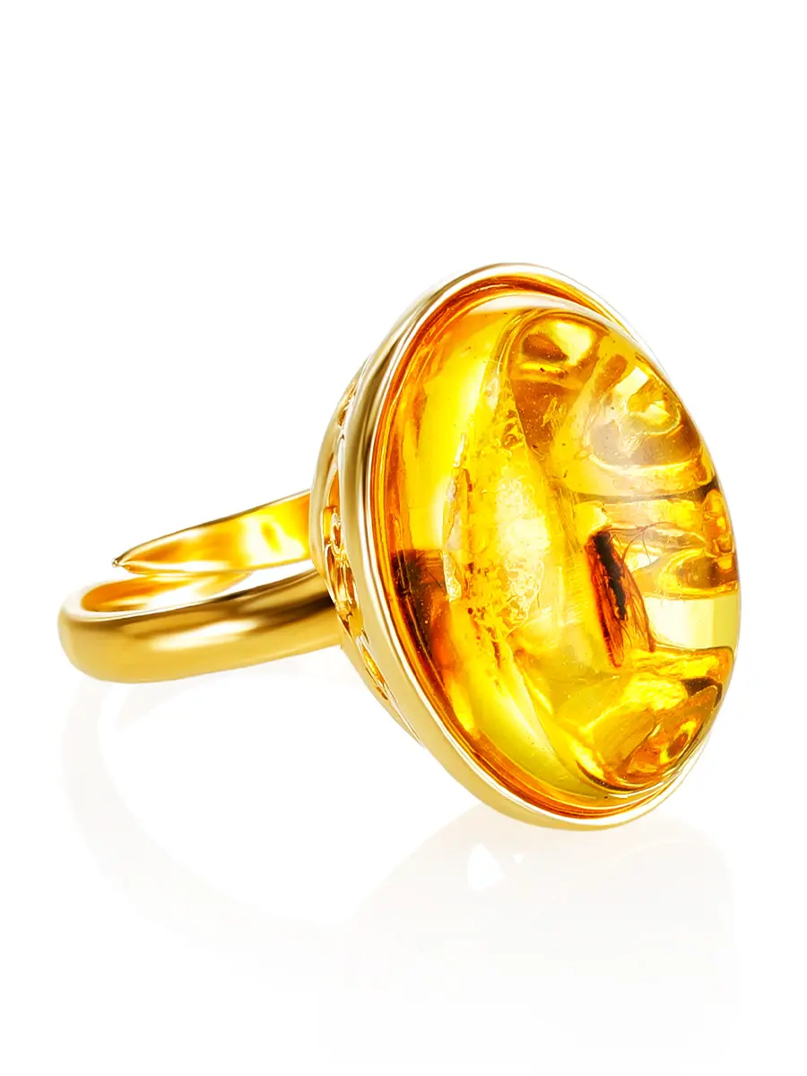 картинка Красивое кольцо из золочённого серебра и янтаря с инклюзом «Клио» в онлайн магазине