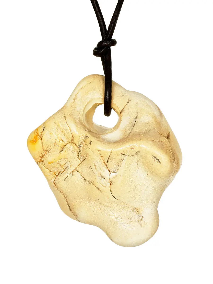 картинка Небольшая объемная подвеска  из текстурного янтаря молочного оттенка в онлайн магазине