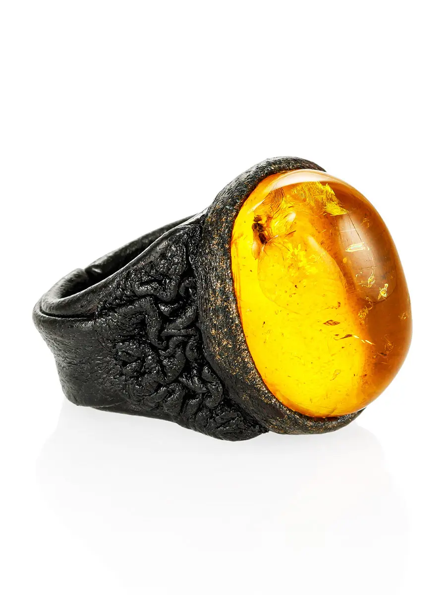 картинка Кольцо-перстень из натуральной кожи с янтарём с инклюзом «Нефертити» в онлайн магазине
