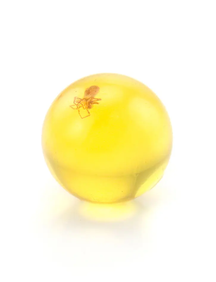 картинка Небольшой сувенир-шарик из прозрачного лимонного янтаря с инклюзом паучка в онлайн магазине