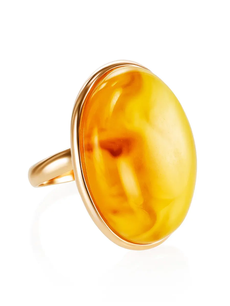 картинка Элегантное позолоченное кольцо с натуральным цельным янтарём с красивой текстурой в онлайн магазине