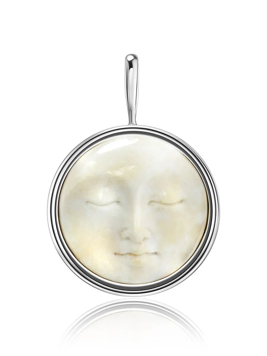 картинка Стильный круглый кулон, украшенный резной янтарной вставкой «Луна» в онлайн магазине