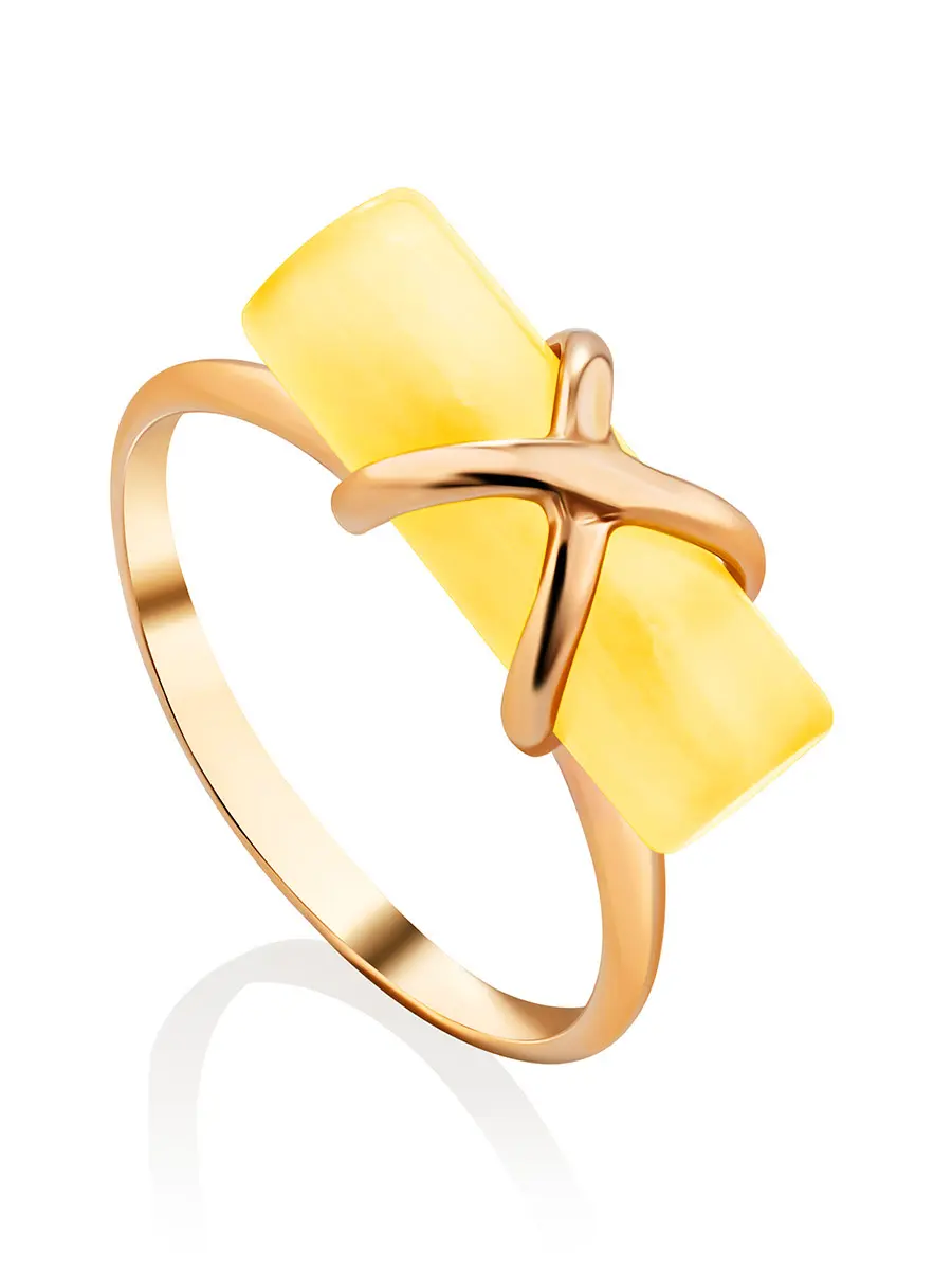 картинка Лёгкое золотое кольцо «Скандинавия» с медовым янтарём в онлайн магазине