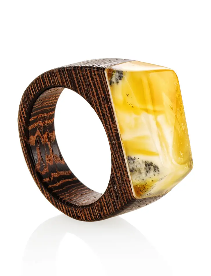 картинка Стильное кольцо из дерева с кусочком натурального балтийского янтаря с природной текстурой «Индонезия» в онлайн магазине