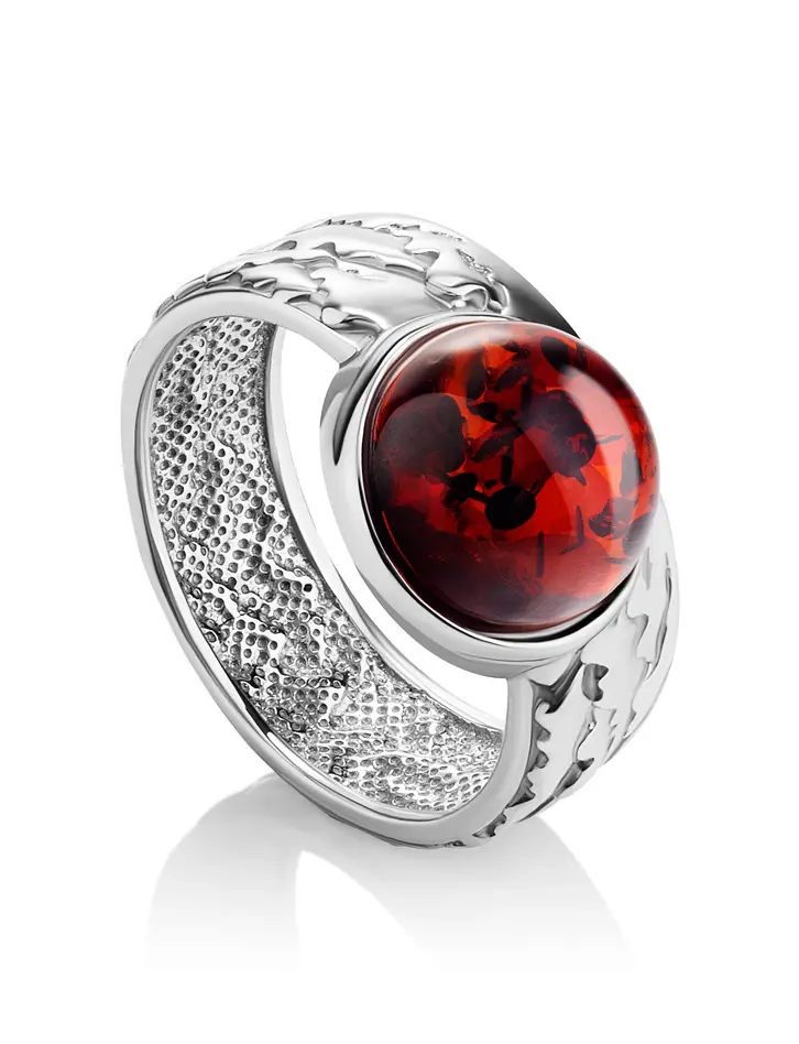 картинка Эффектное кольцо «Илиада» из серебра и натурального вишнёвого янтаря в онлайн магазине