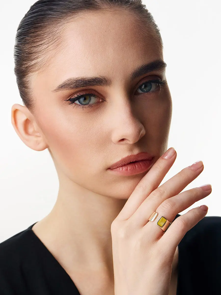 картинка Широкое кольцо в лаконичном дизайне London с медовым янтарём в онлайн магазине