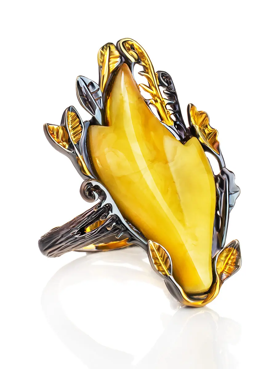 картинка Необычное кольцо из серебра с натуральным янтарём медового цвета «Канада» в онлайн магазине