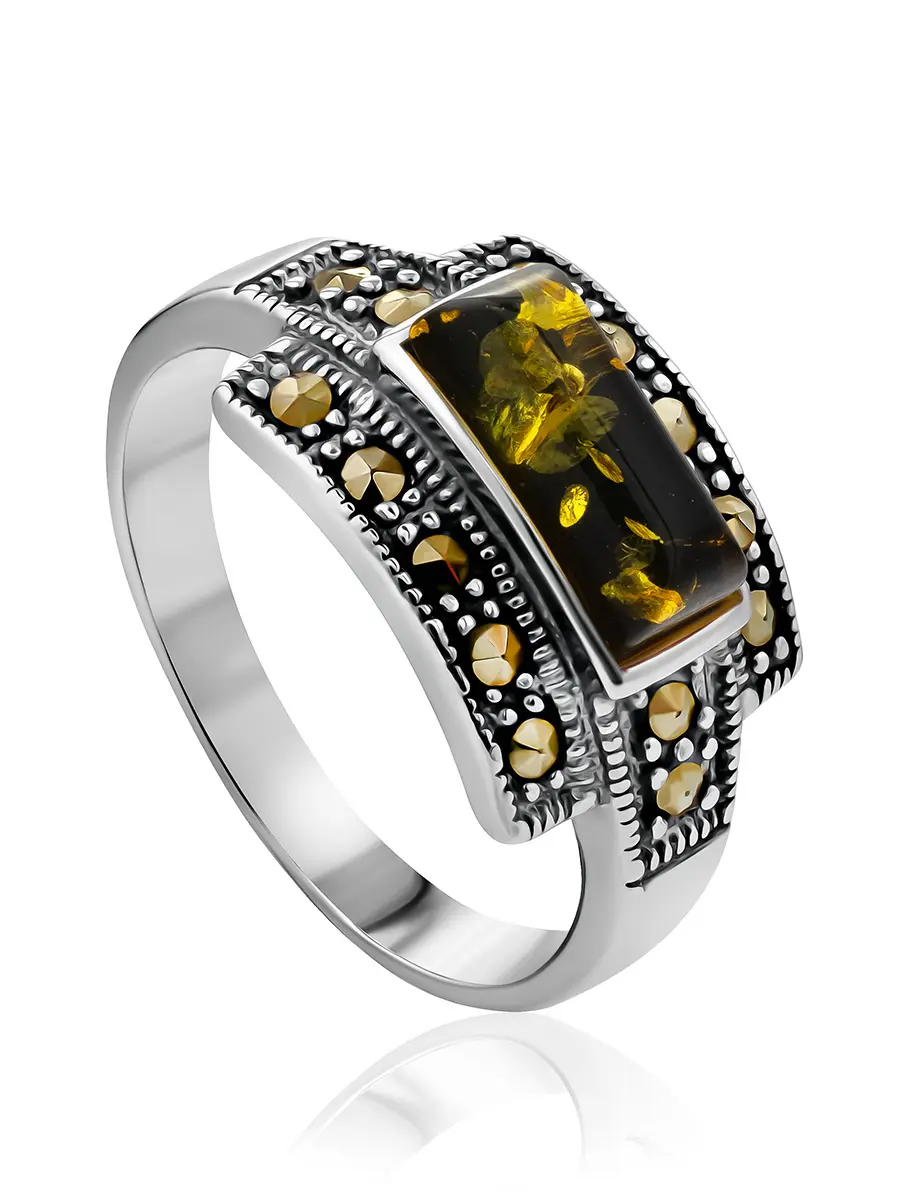 картинка Изящное стильное кольцо с зелёным янтарём и марказитами «Эйфория» в онлайн магазине