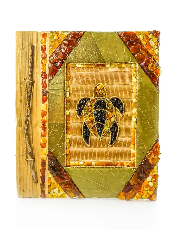 картинка Фотоальбом из натуральной фактурной бумаги в обложке из высушенных листьев, украшенной натуральным янтарем «Морская черепаха» в онлайн магазине
