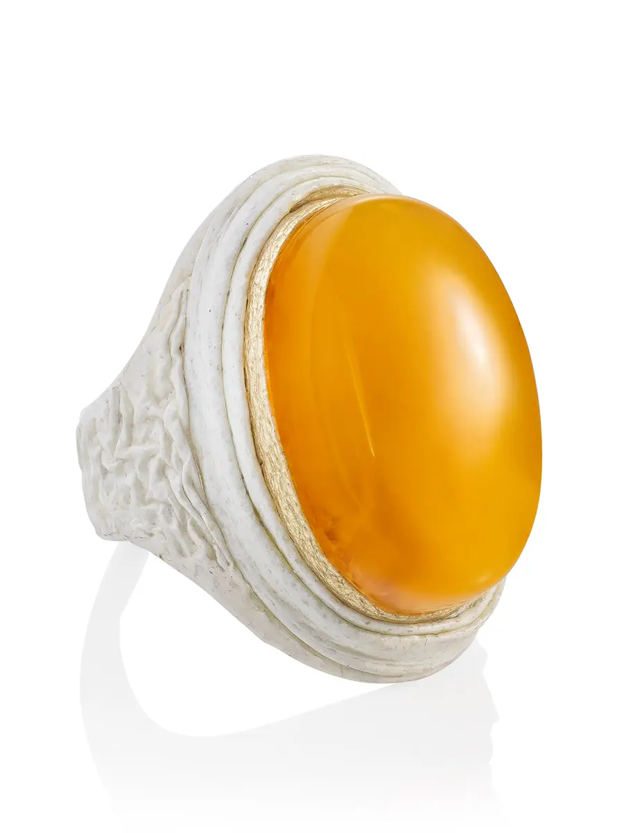 картинка Стильное кольцо ручной работы из белой кожи и натурального янтаря «Нефертити» в онлайн магазине