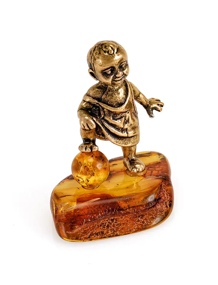 картинка Сувенирная фигурка с янтарём «Малыш-футболист» посвященная ЧМ по футболу в онлайн магазине