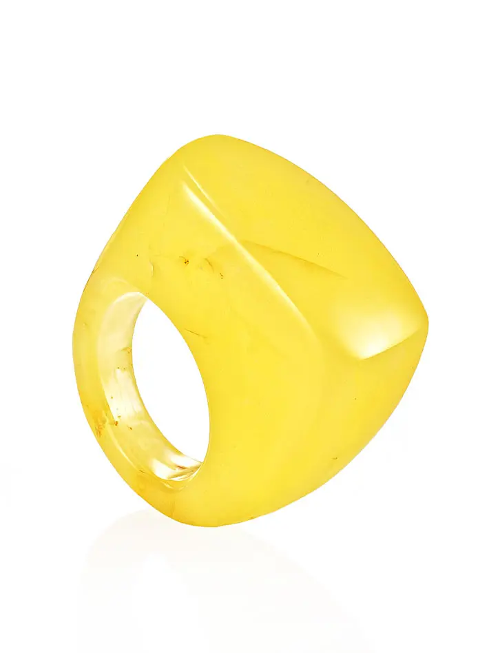картинка Объёмное кольцо из цельного янтаря медового цвета «Фаэтон» в онлайн магазине