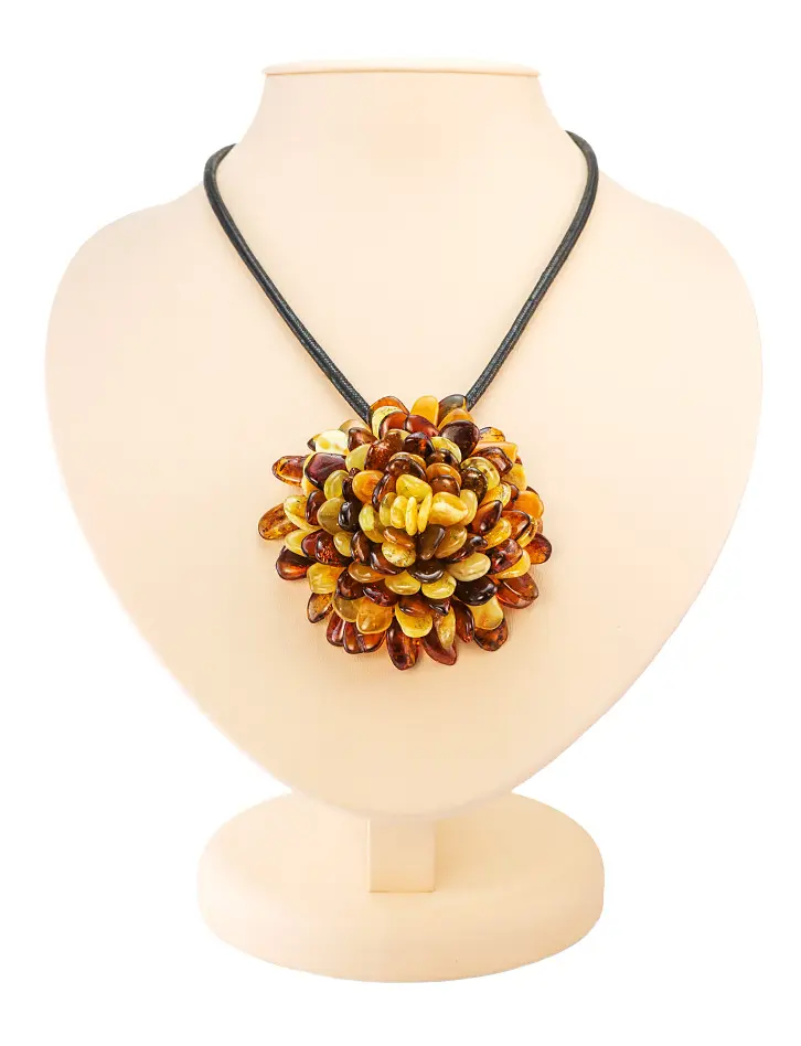 картинка Эффектная яркая подвеска в виде цветка из натурального янтаря на шнурке «Хризантема» в онлайн магазине