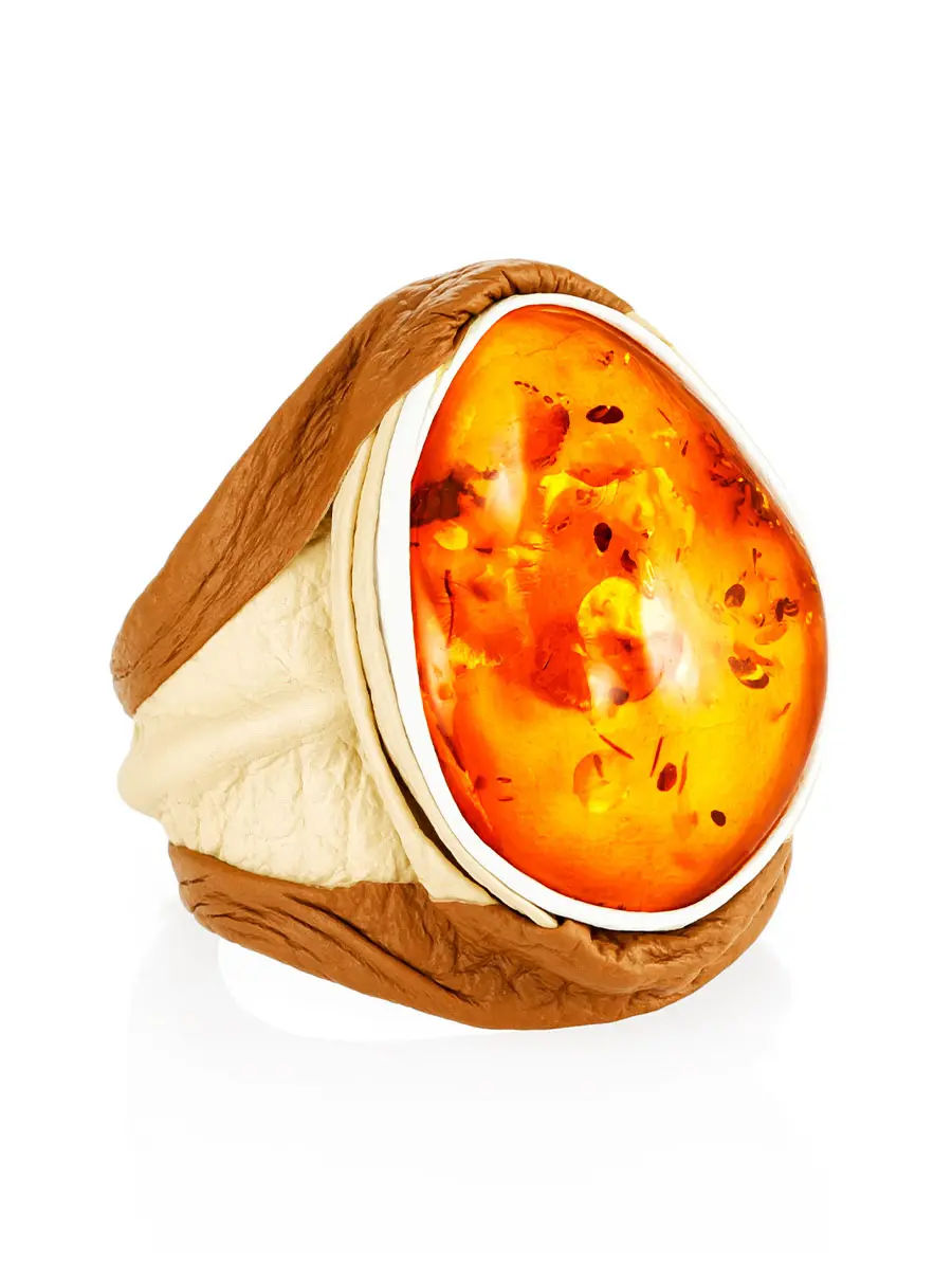 картинка Стильное кольцо из кожи с золотистым янтарём «Амазонка» в онлайн магазине