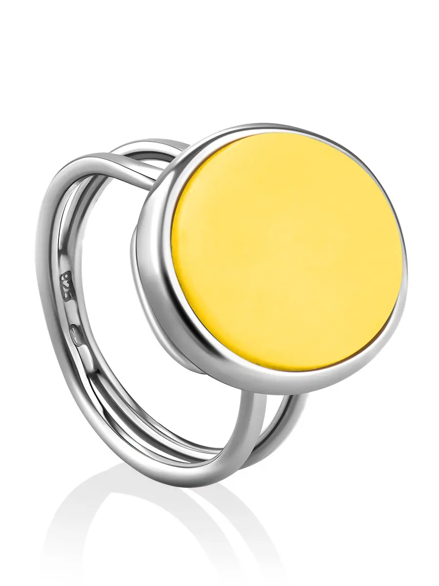 картинка Лаконичное элегантное кольцо «Бенефис» из серебра и медового янтаря в онлайн магазине