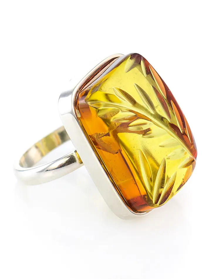 картинка Нарядное кольцо из серебра и натурального колумбийского янтаря с резьбой «Глянец» в онлайн магазине