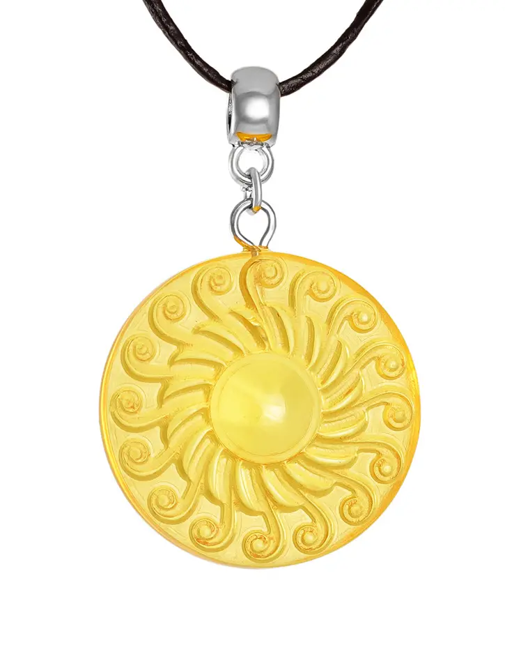 картинка Подвеска из натурального цельного янтаря золотисто-лимонного цвета с резьбой «Солнце» в онлайн магазине