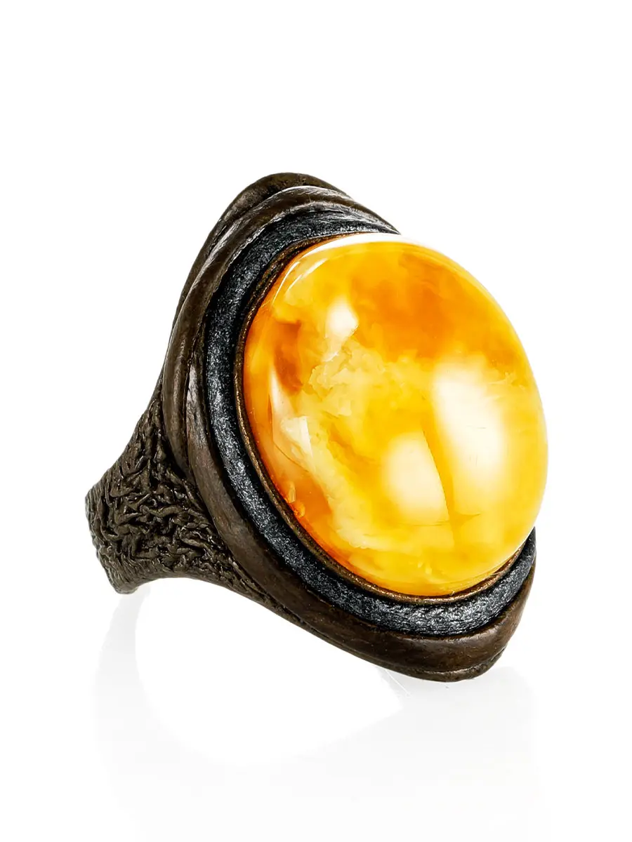 картинка Крупное кольцо-перстень из натуральной кожи с ярко-медовым янтарём «Нефертити» в онлайн магазине