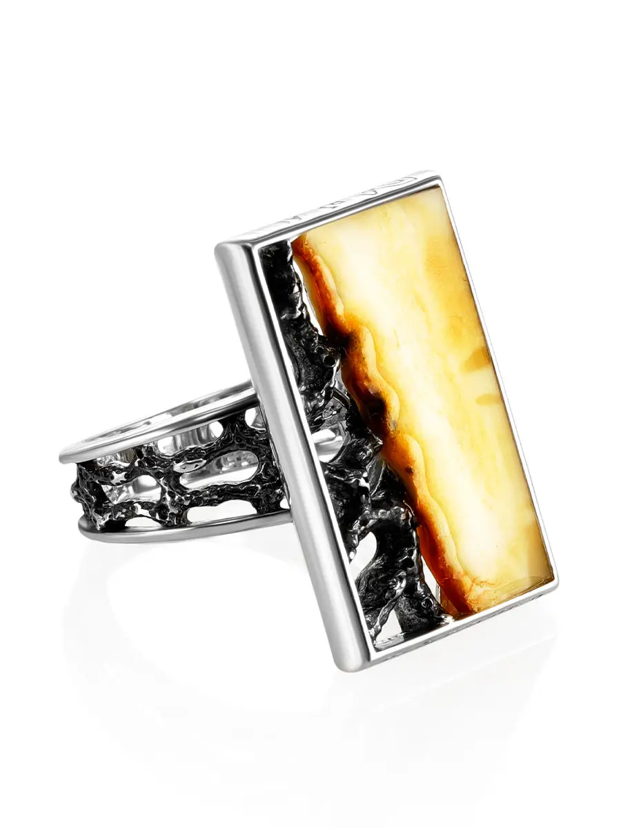 картинка Прямоугольное кольцо из серебра со вставкой из цельного янтаря «Модерн» в онлайн магазине