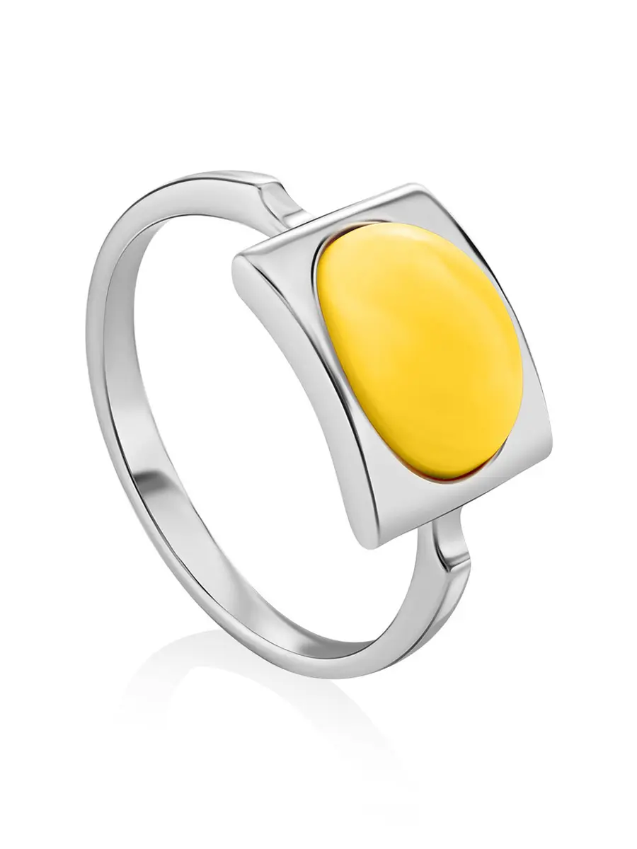 картинка Стильное кольцо «Эллипс» с натуральным янтарём медового цвета в онлайн магазине
