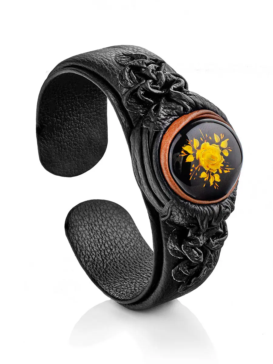 картинка Кожаный браслет «Амазонка» со вставкой из янтаря с резьбой ручной работы в онлайн магазине