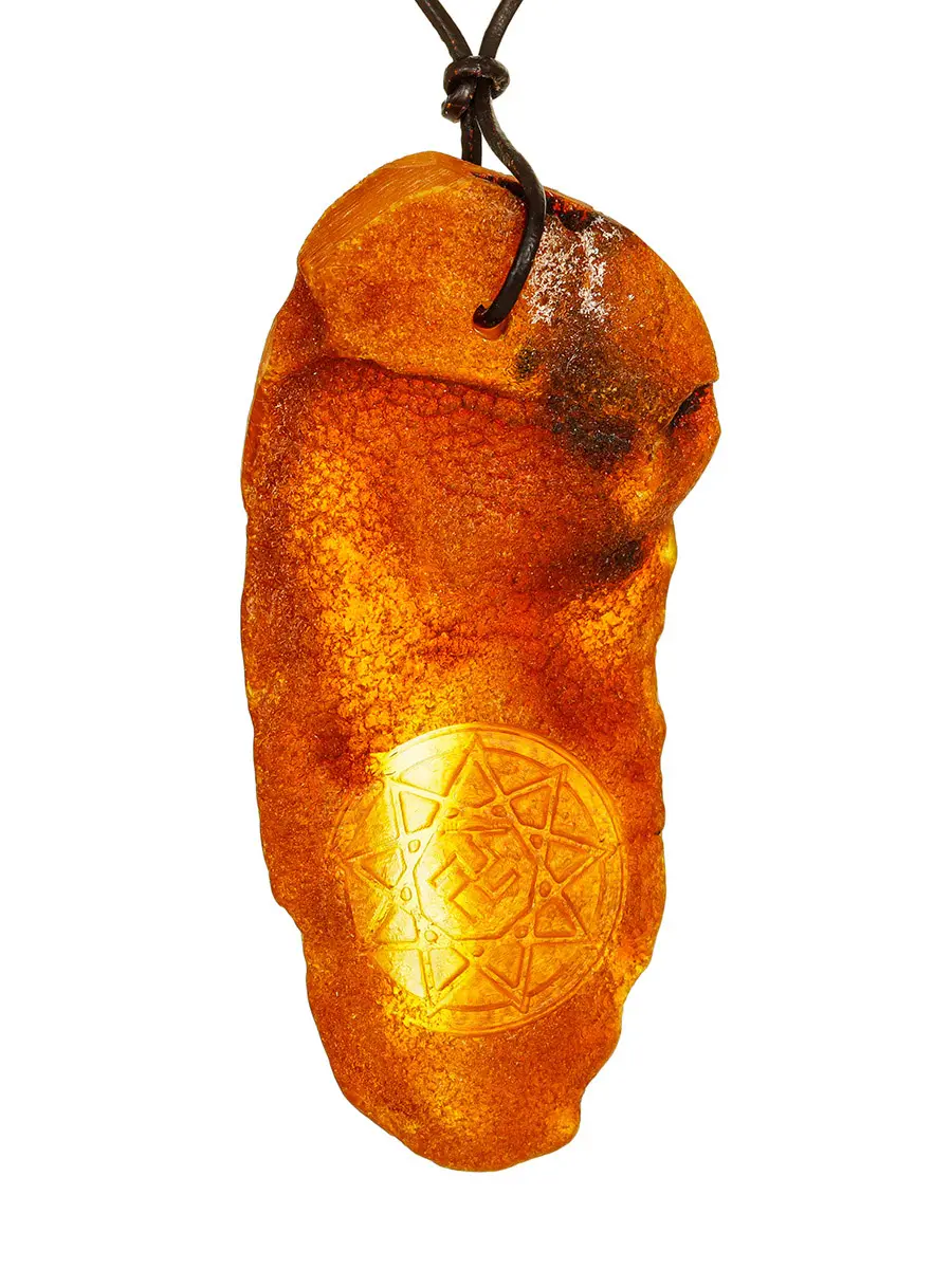 картинка Подвеска из цельного янтаря с резьбой оберег «Чертог Вепря» в онлайн магазине