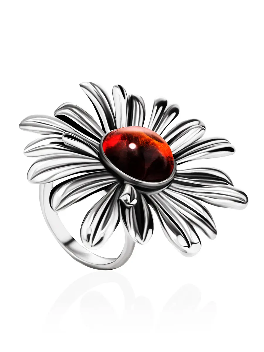 картинка Яркое объёмное кольцо «Ромашка» из серебра и тёмно-вишнёвого янтаря в онлайн магазине