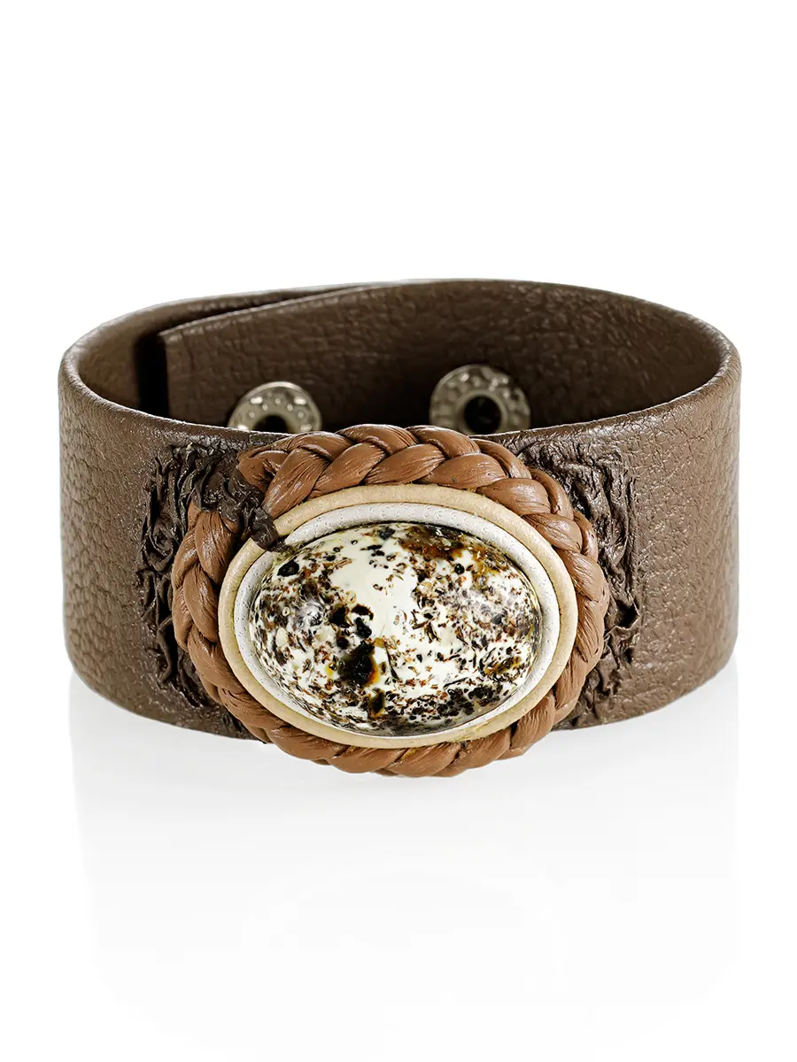 картинка Стильный кожаный браслет, украшенный натуральным текстурным янтарём «Амазонка» в онлайн магазине