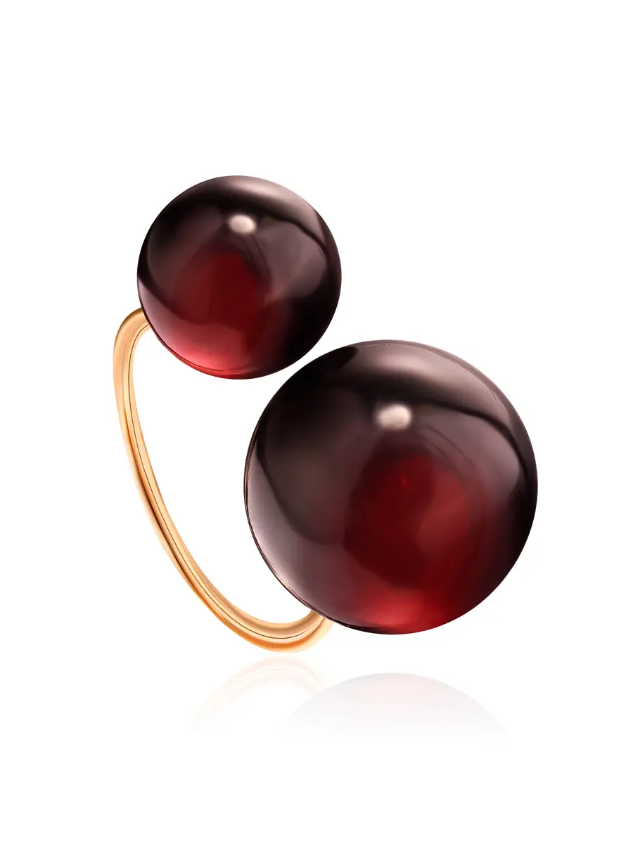 картинка Стильное кольцо из позолоченного серебра с вишнёвым янтарём «Поцелуй в Париже» в онлайн магазине
