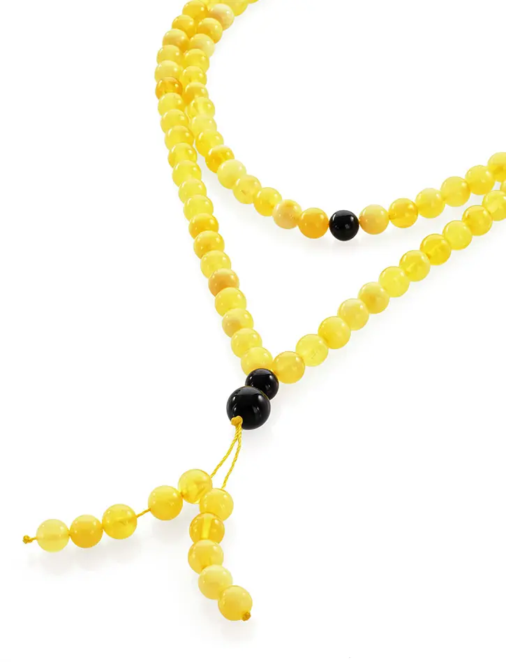 картинка Длинные четки из светло-медовых янтарных шариков с вишневыми вставками — буддистский браслет в онлайн магазине