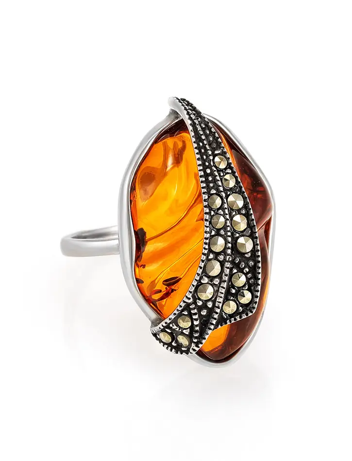 картинка Небольшое нарядное кольцо с цельным янтарём и марказитами Colorado в онлайн магазине