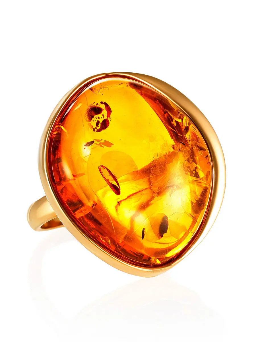 картинка Эффектное объёмное кольцо из золотисто-коньячного янтаря «Лагуна» в онлайн магазине
