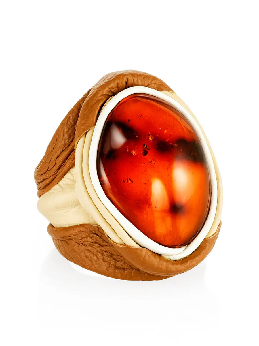 картинка Оригинальное кольцо из натуральной кожи с цельным текстурным янтарём «Амазонка» в онлайн магазине