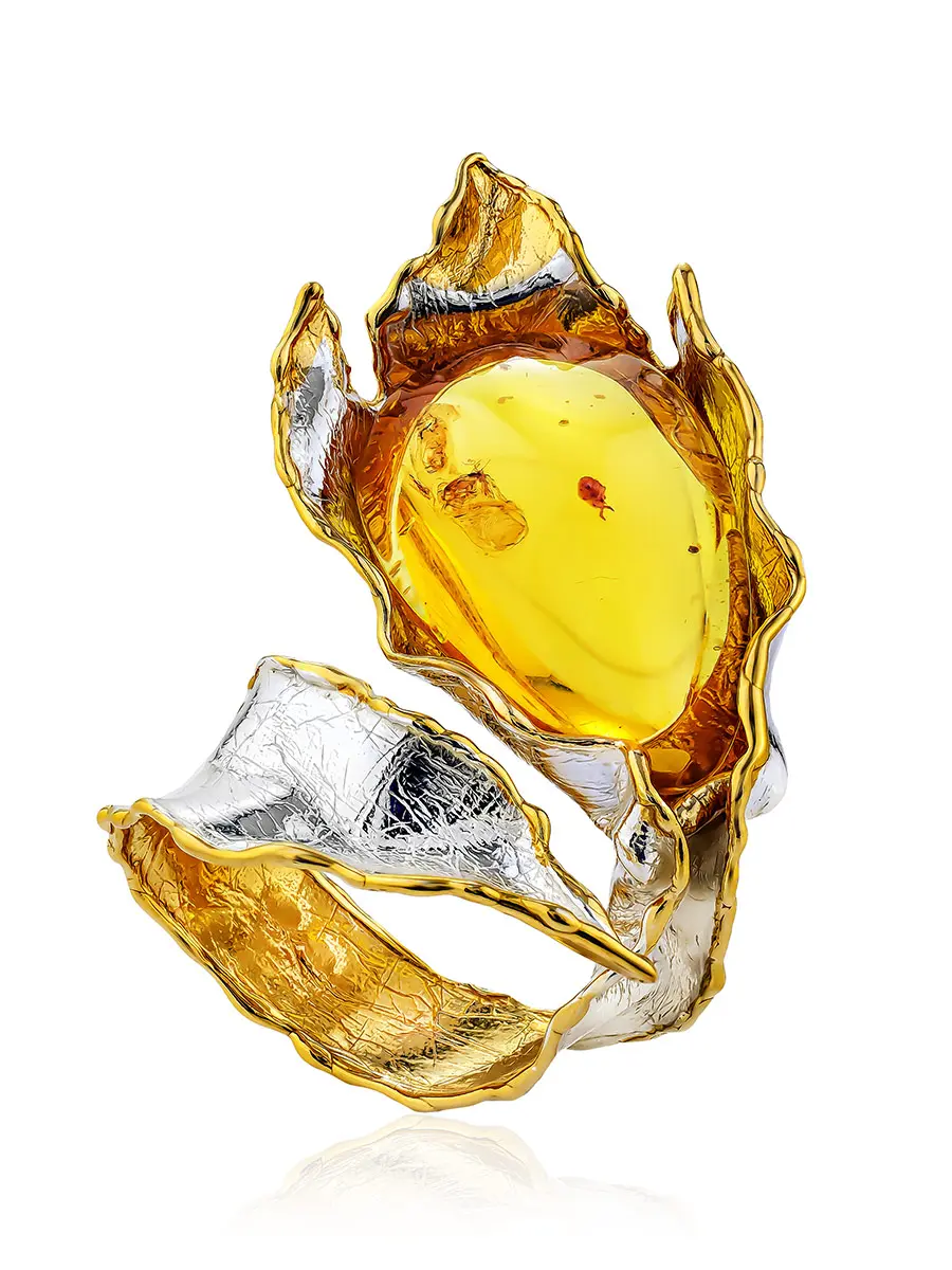 картинка Уникальное кольцо из янтаря с инклюзом в золочённом серебре «Версаль» в онлайн магазине