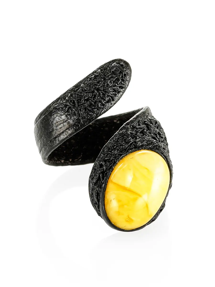 картинка Кольцо ручной работы из кожи с натуральным медовым янтарём «Змейка» в онлайн магазине