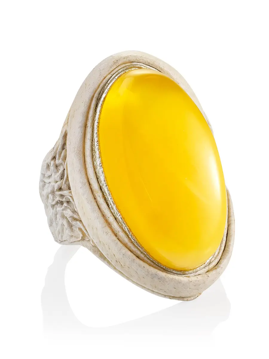 картинка Крупное кольцо из светлой кожи и натурального медового янтаря «Нефертити» в онлайн магазине