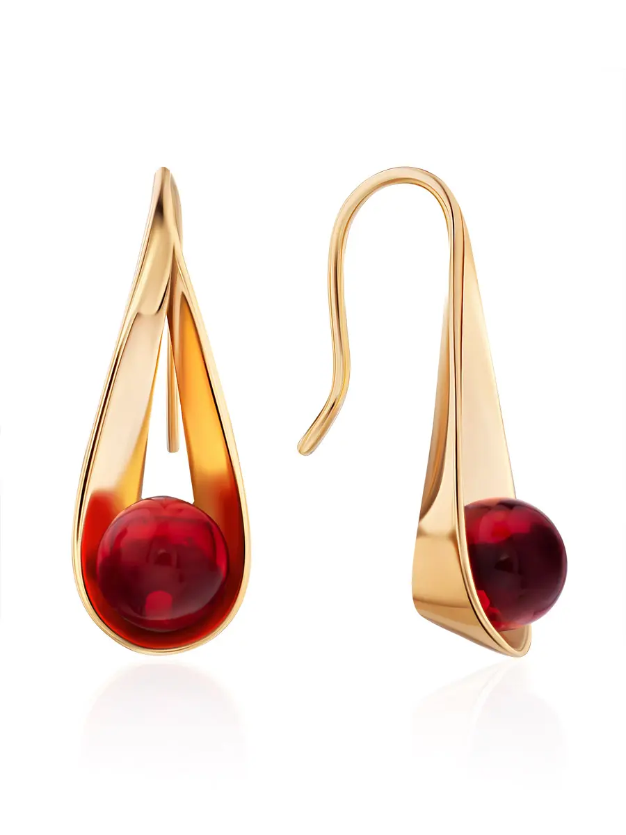 картинка Яркие серьги-крючки из позолоченного серебра и красного янтаря «Лея» в онлайн магазине