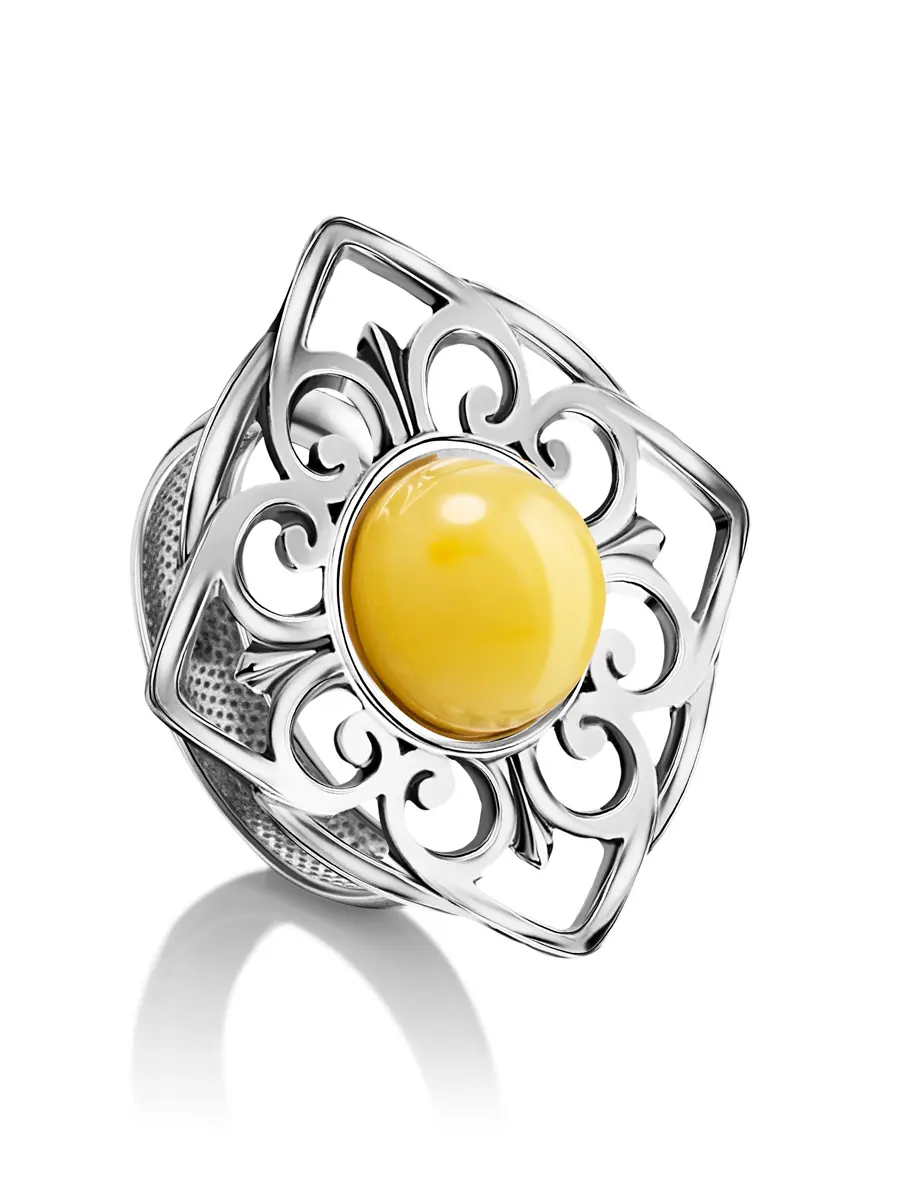 картинка Крупное кольцо из серебра и медового янтаря «Кордова» в онлайн магазине