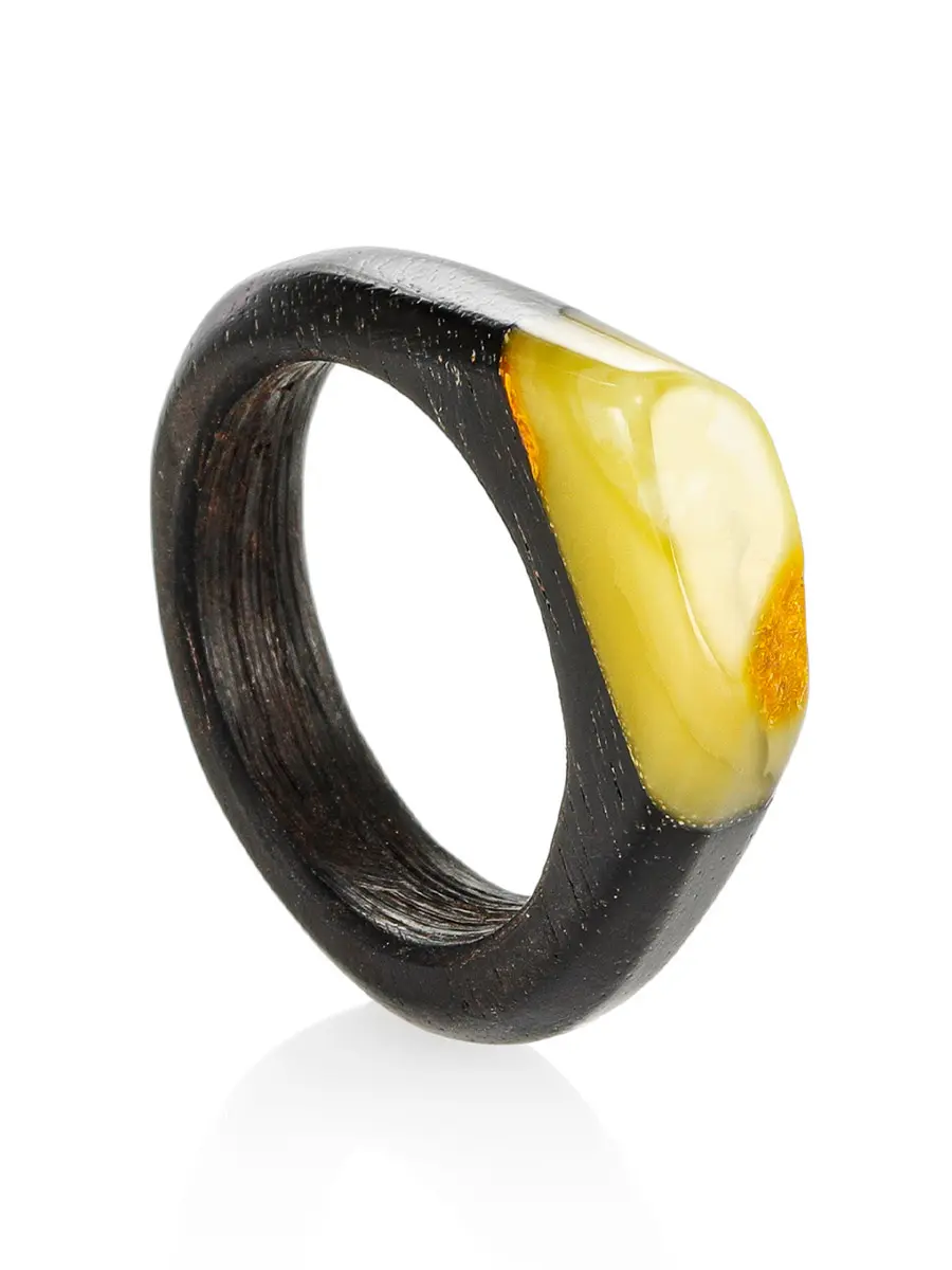 картинка Эффектное кольцо из древесины граба и натурального янтаря «Индонезия» в онлайн магазине
