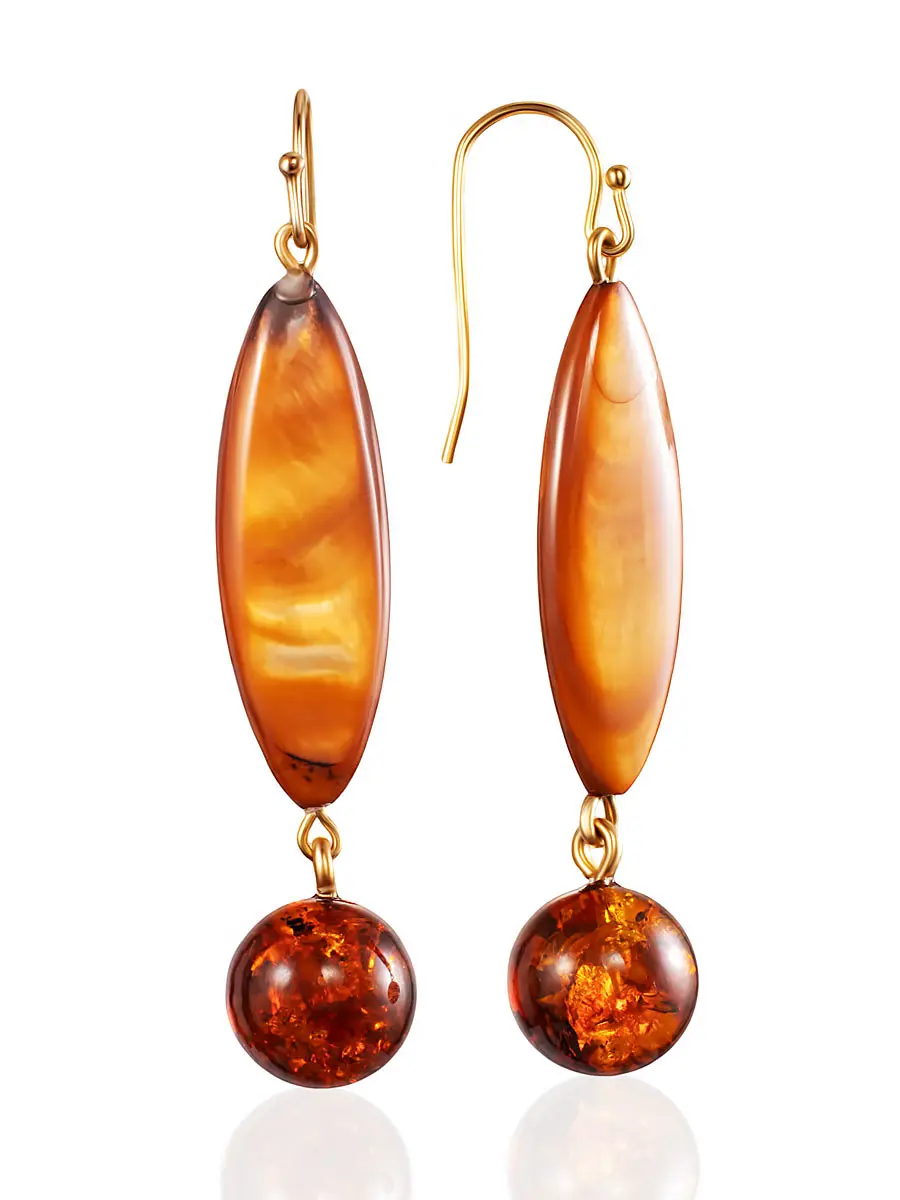 картинка Яркие серьги-крючки с натуральным янтарём и перламутром в онлайн магазине