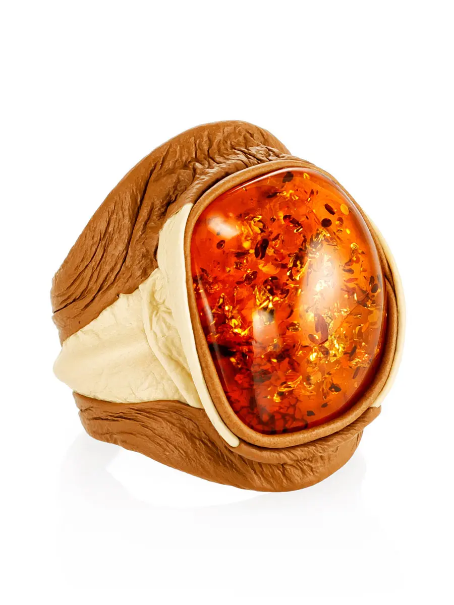 картинка Объёмный перстень из натуральной кожи с искрящимся золотисто-коньячным янтарём «Амазонка» в онлайн магазине