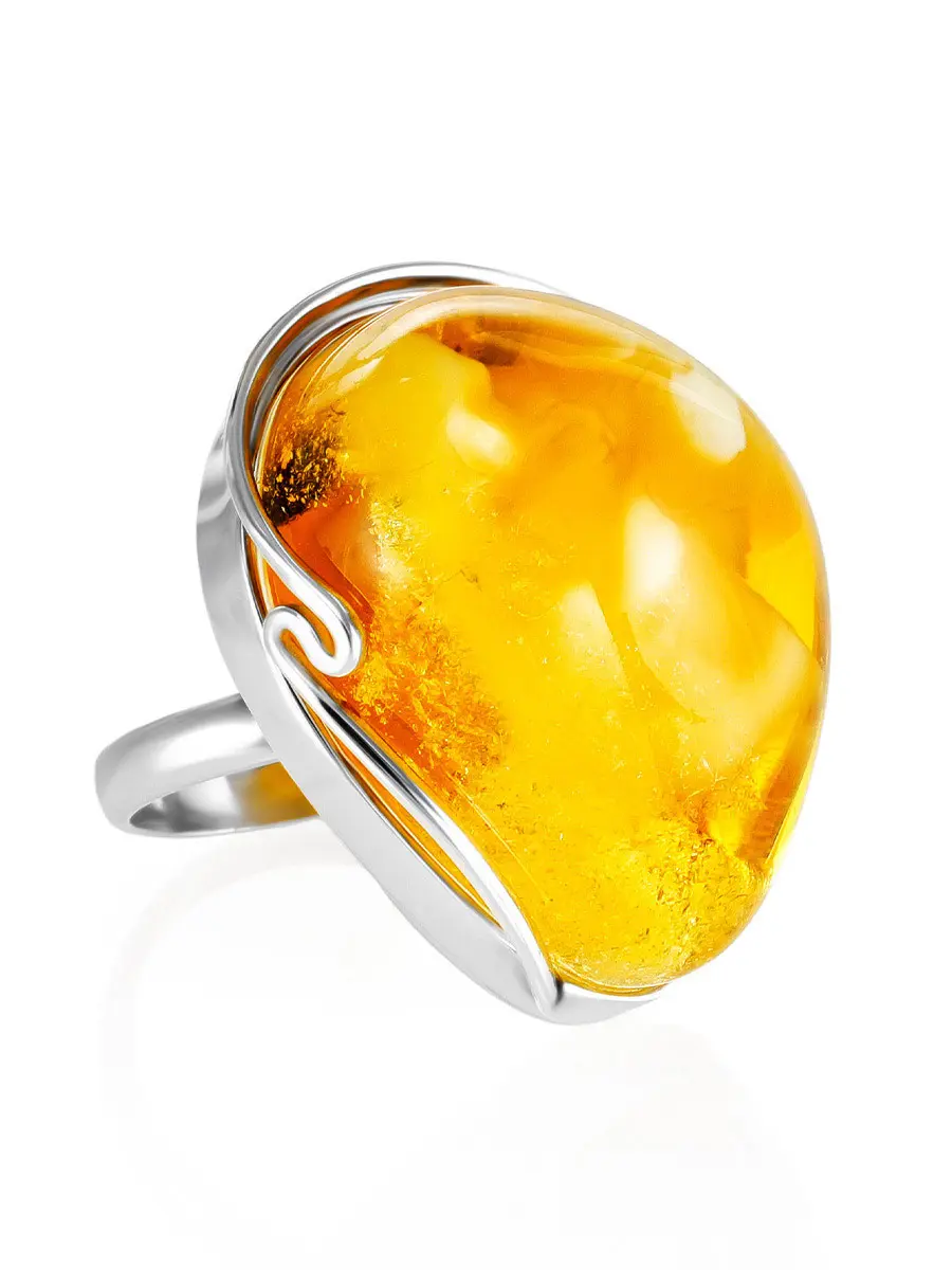 картинка Кольцо с натуральным цельным янтарём медового цвета в онлайн магазине