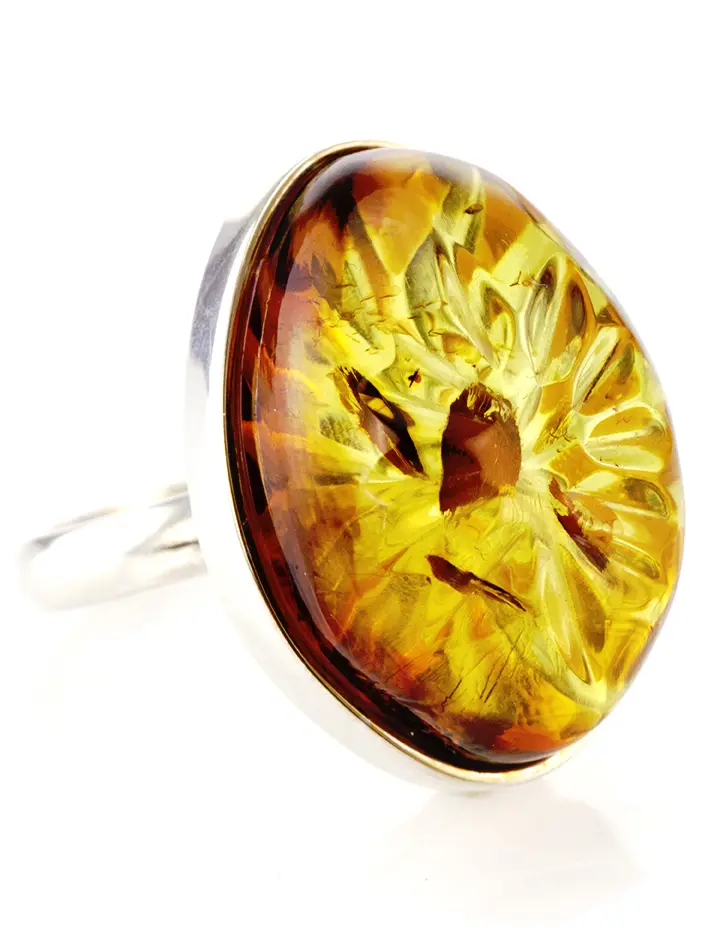 картинка Эффектное кольцо из серебра и натурального колумбийского янтаря «Лайм тигровый» в онлайн магазине