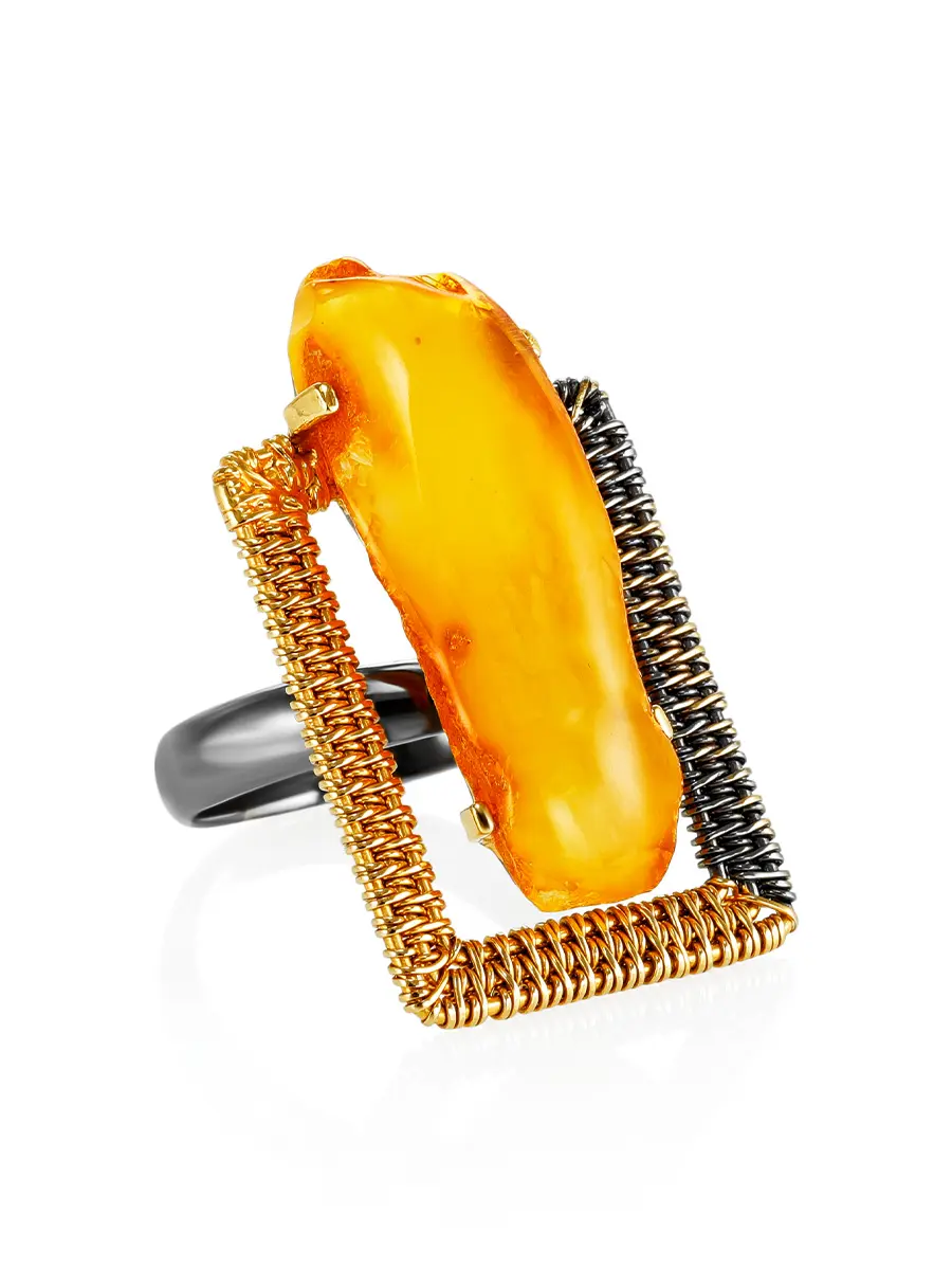 картинка Крупное нарядное кольцо «Филигрань» с натуральным балтийским янтарём в золочённом серебре в онлайн магазине