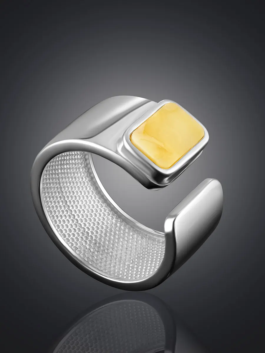 картинка Широкое кольцо в лаконичном дизайне London с медовым янтарём в онлайн магазине